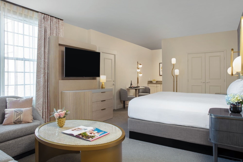 Junior Suite, 1 King Bed (Luxury) - Photo 1