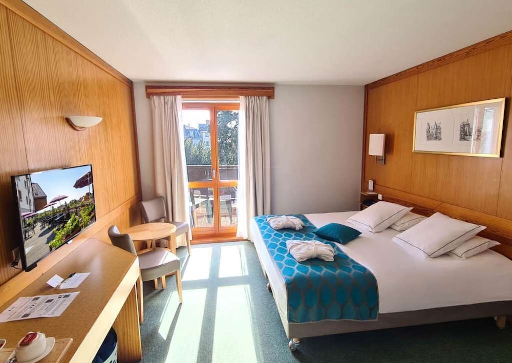 Superior Room, 1 King Bed, Non Smoking, Balcony (Larger Room)