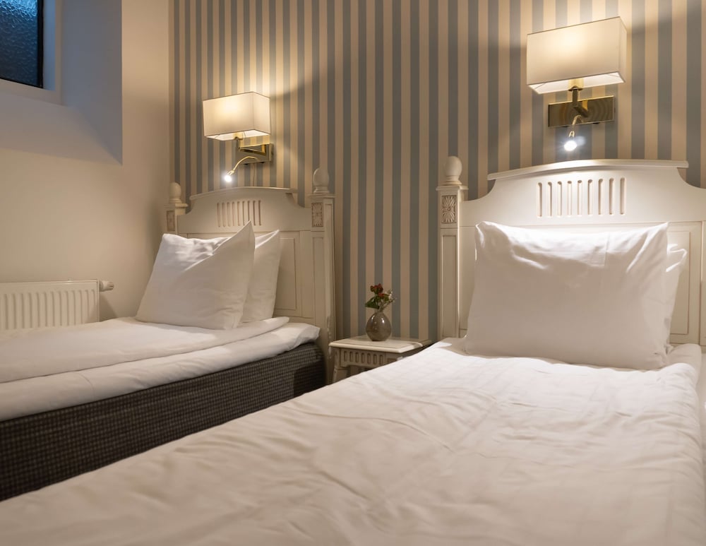 Standard Room, 2 Twin Beds, Non Smoking, No Windows - Photo 2