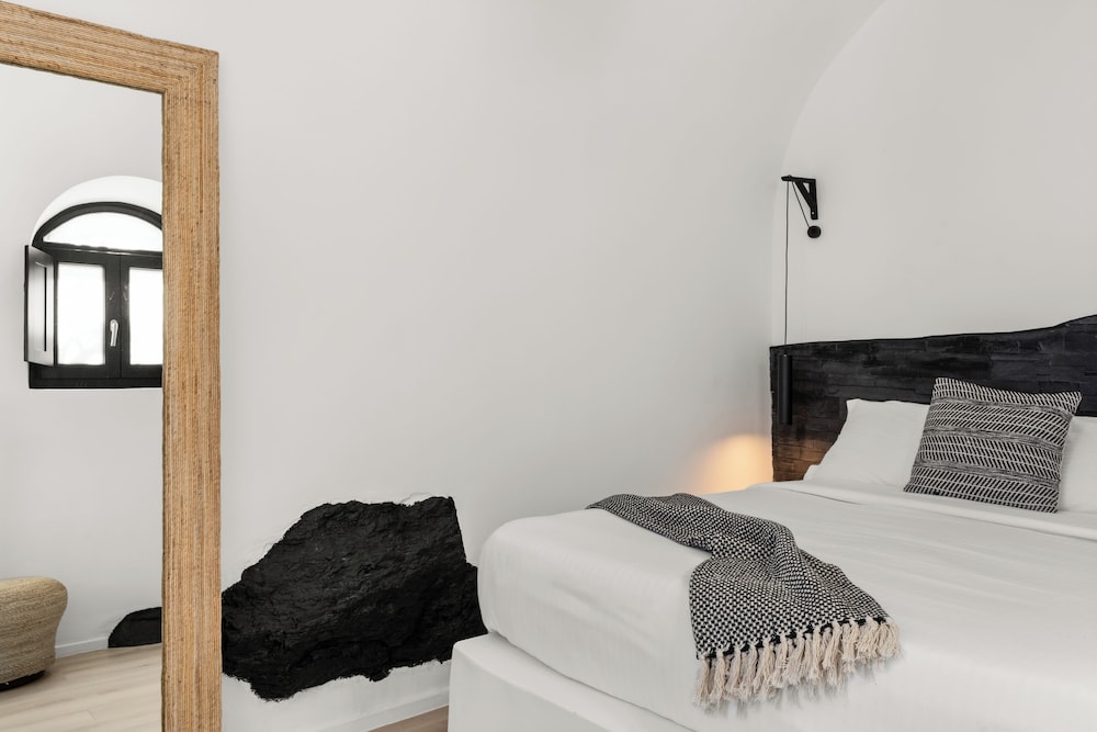 Honeymoon Suite (Outdoor Jetted Tub and Caldera View) - Photo 2