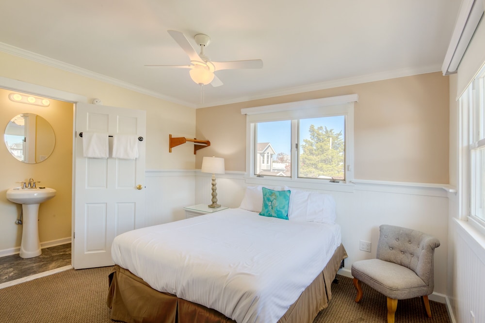 Standard Room, 1 Queen Bed (Upstairs) photo 1