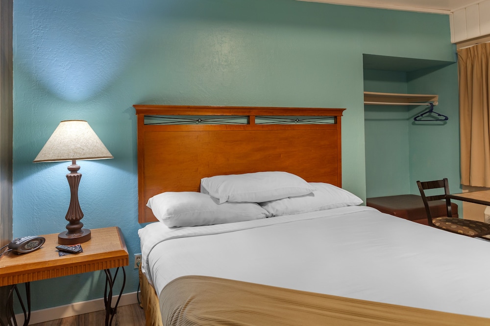 Standard Room, 1 King Bed, Smoking photo 3