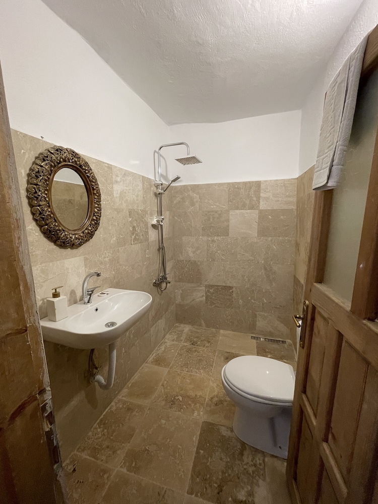 Basic Double Room, 1 Bedroom, Valley View photo 3