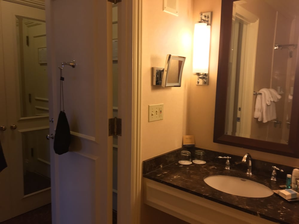 Suite, 1 Bedroom - Photo 18