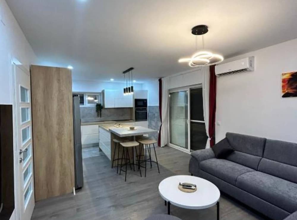 House (Four bedroom Holiday Home with Pool)