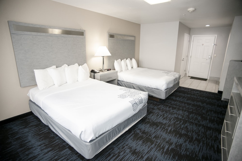 2 Queens Deluxe Suite with Queen Sofa Bed, Ocean View photo 3