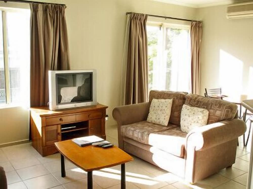 Apartment, 2 Bedrooms (1 Queen & 2 Singles) photo 2
