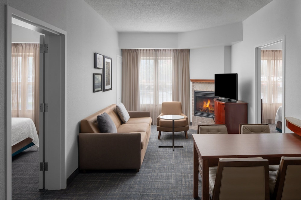 Suite, 2 Bedrooms, Fireplace (Mobility/Hearing Access, Roll-In Shwr)