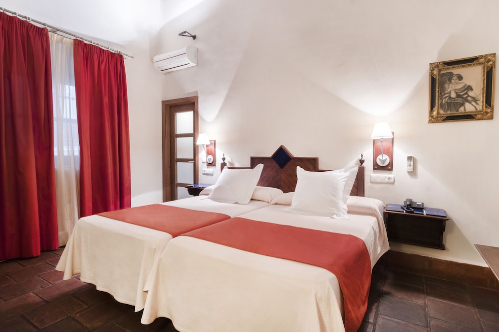 Basic Double or Twin Room - Photo 5