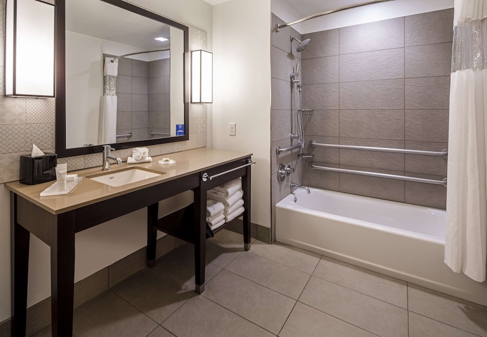 Room, 2 Queen Beds, Accessible, Bathtub (Mobility & Hearing) photo 2