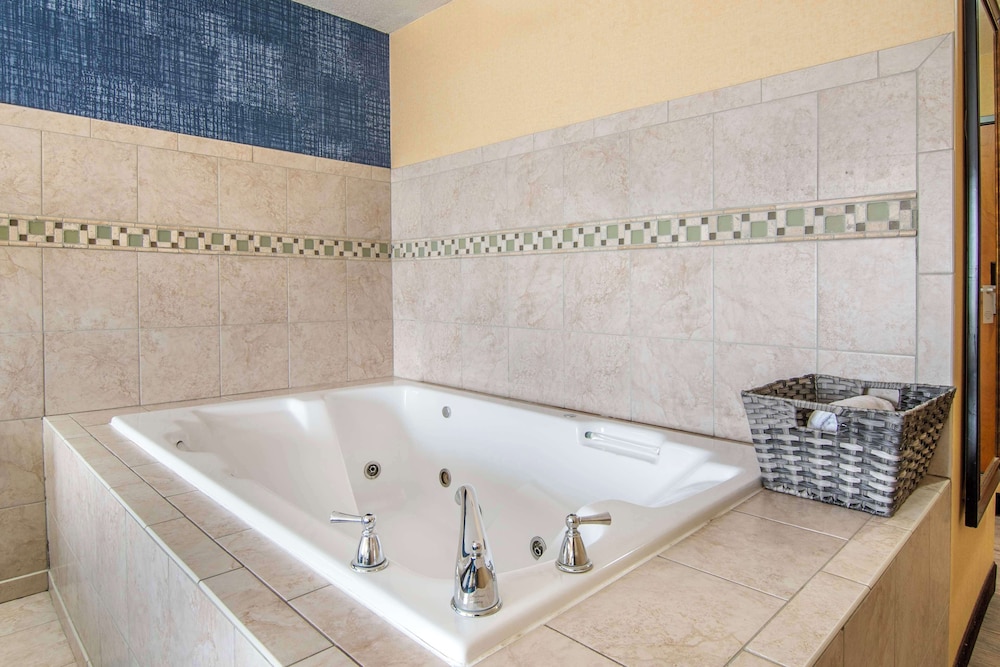 Suite, 1 King Bed, Non Smoking, Jetted Tub - Photo 2