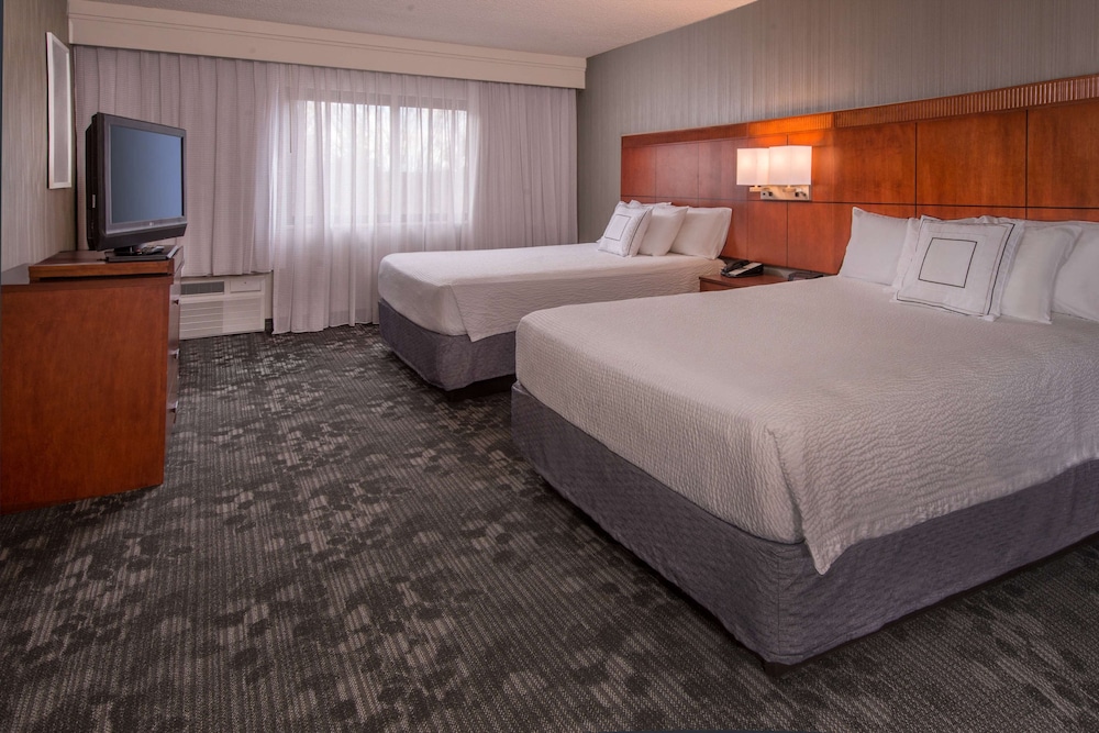 Deluxe Room, 2 Queen Beds - Photo 1