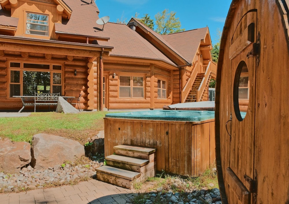 Executive Plus 52 - Beautiful Spacious log Home With Private hot tub Pool, Billede 34