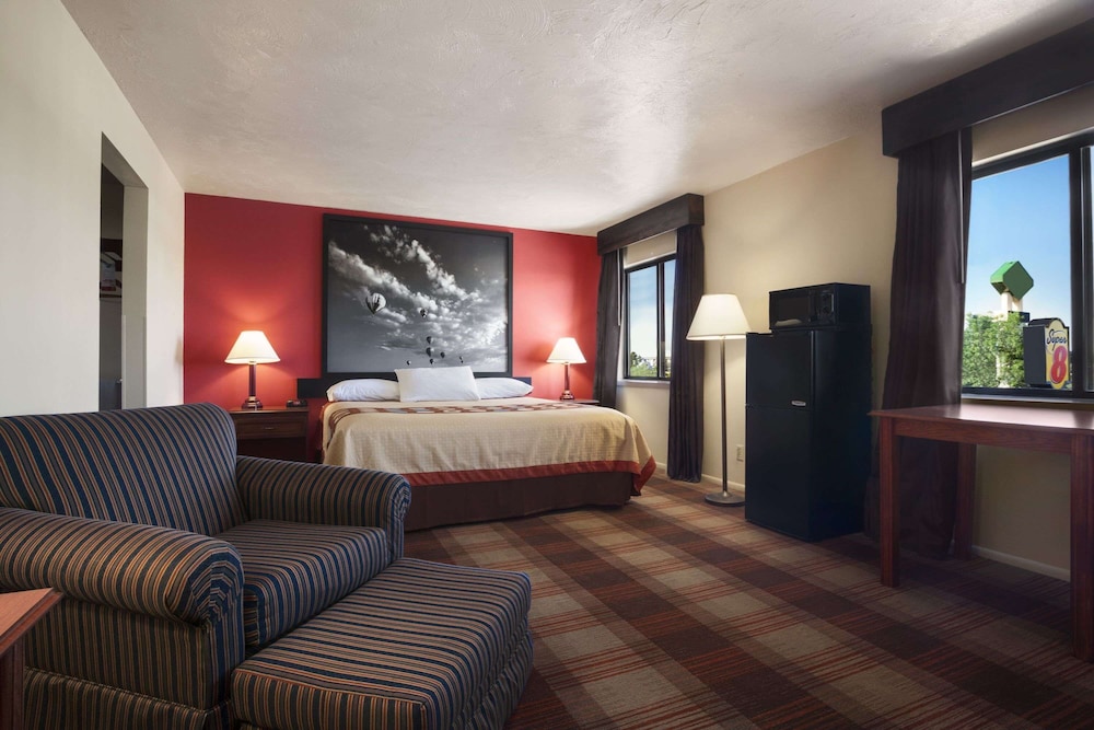 Suite, 1 Queen Bed, Microwave photo 1
