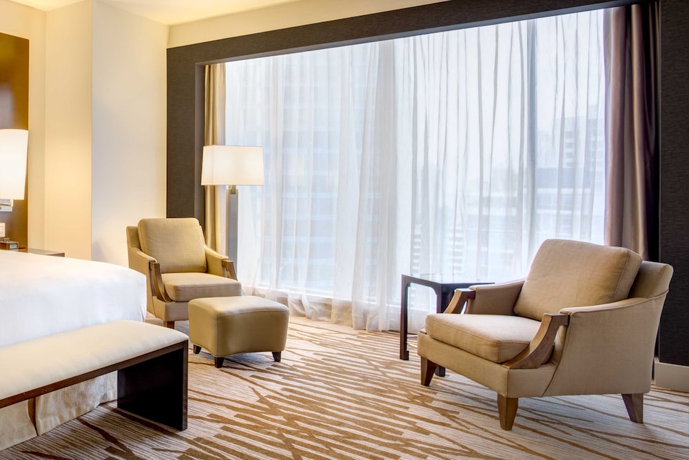 Standard King Room With City View thumbnail 6