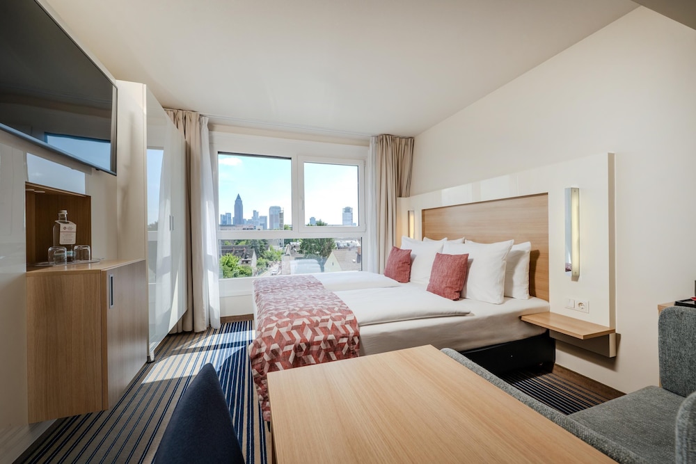 Skyline Category, 1 Queen Size Bed thumbnail 6