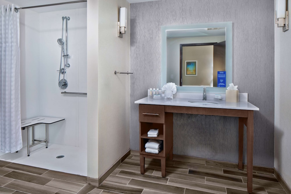 Suite, 2 Queen Beds (Roll-In Shower) - Photo 4
