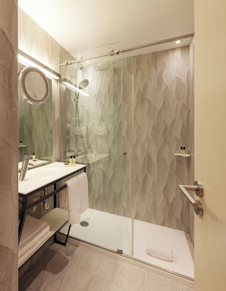 2 Adjacent Rooms (5pax)