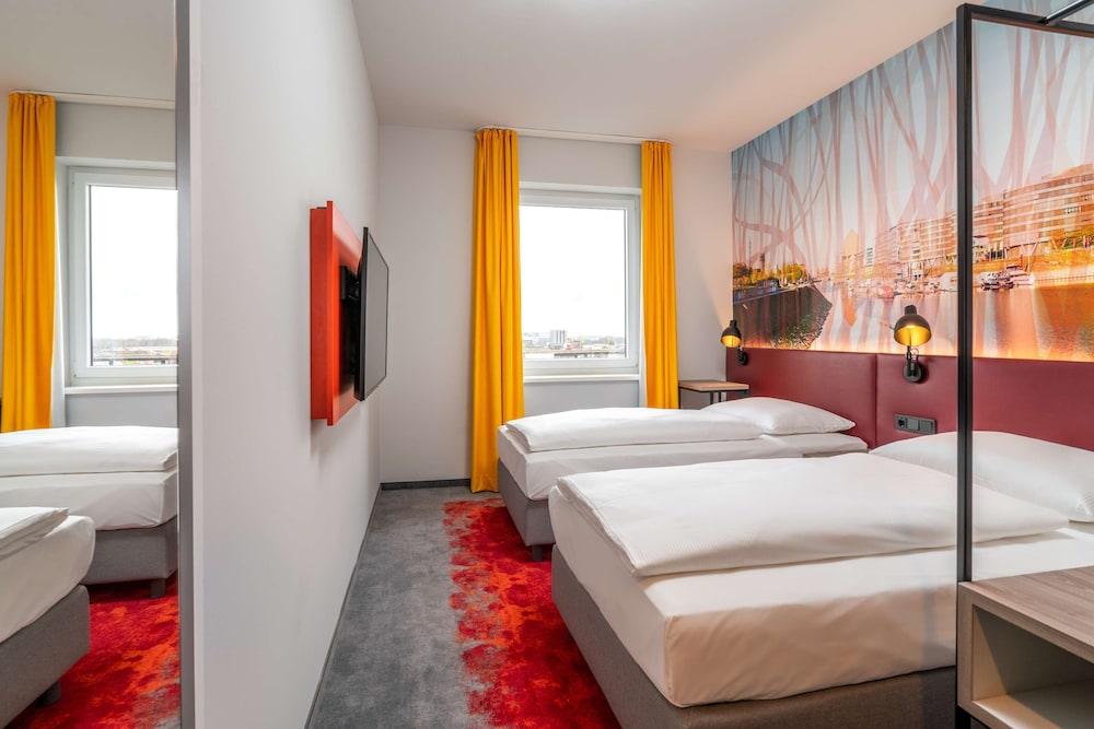 Standard Room, Multiple Beds - Photo 3