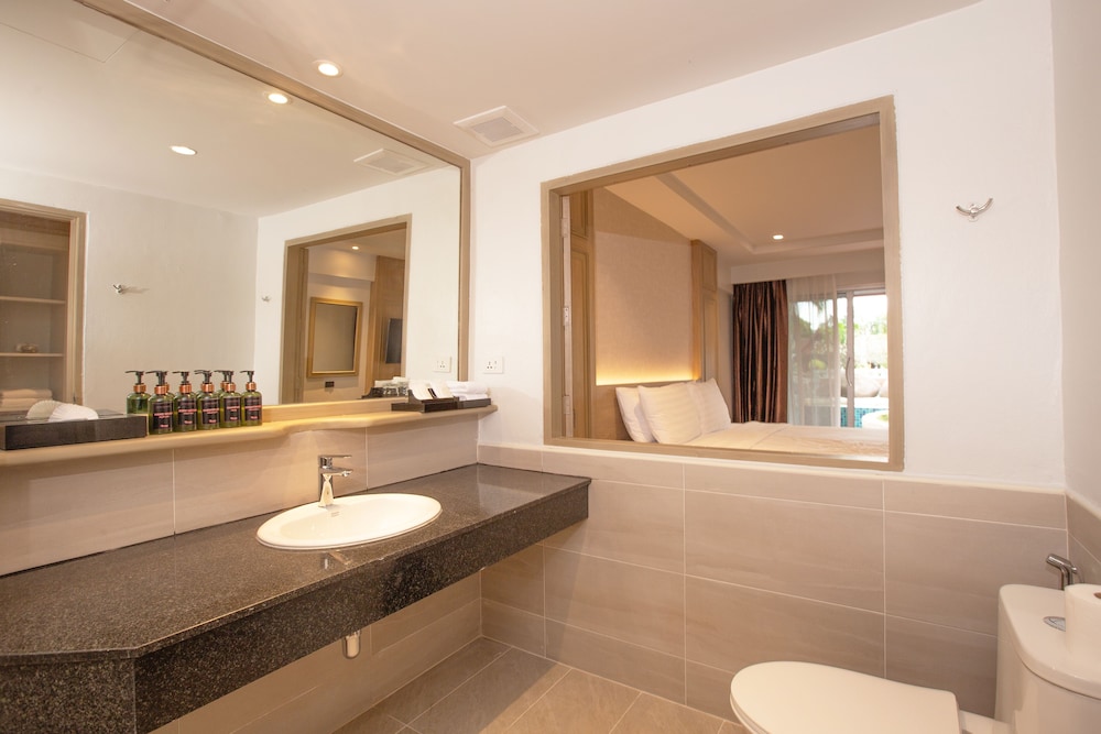Room, Pool Access - Photo 3