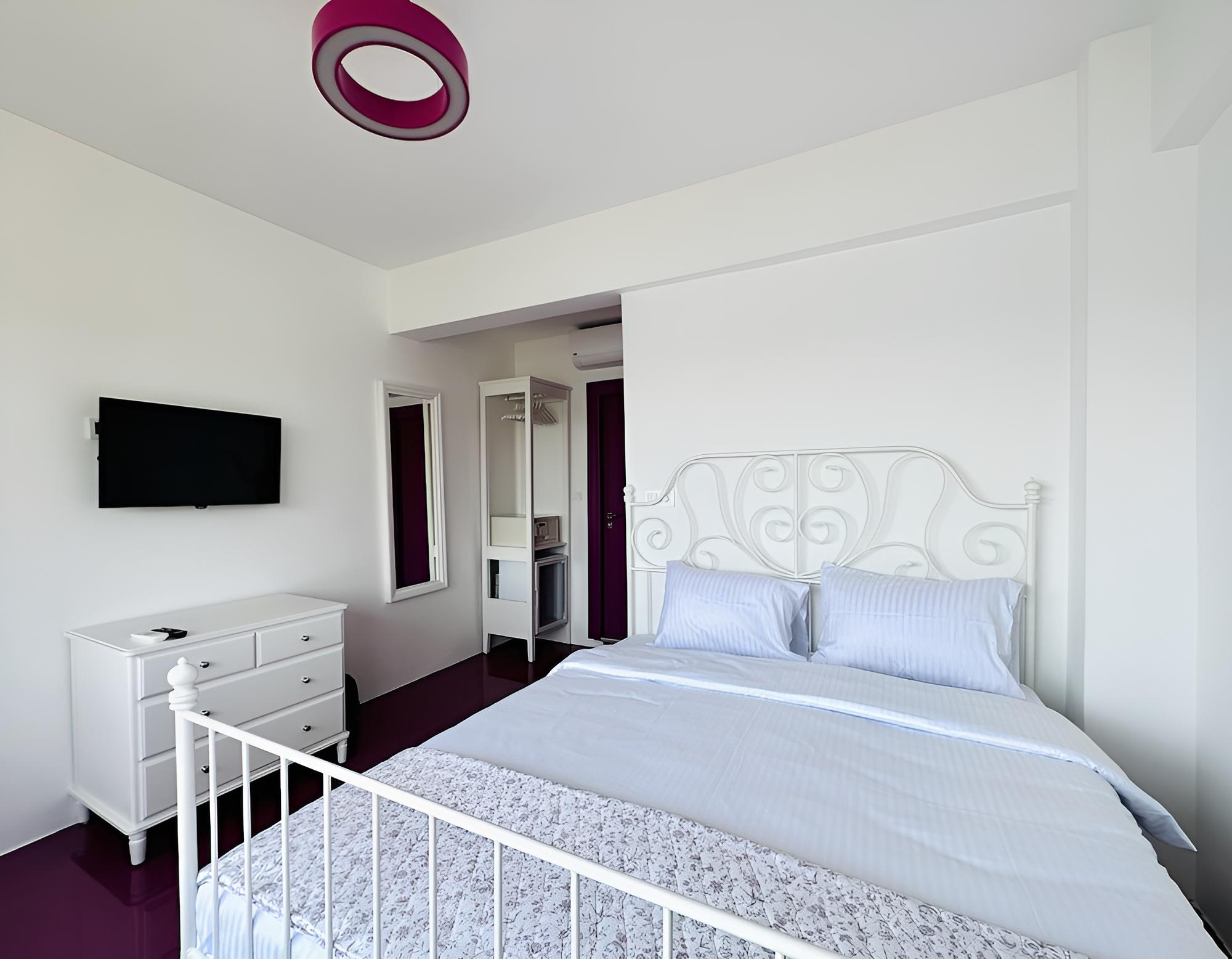 Premium Room, 1 King Bed, Non Smoking, Sea Facing photo 2