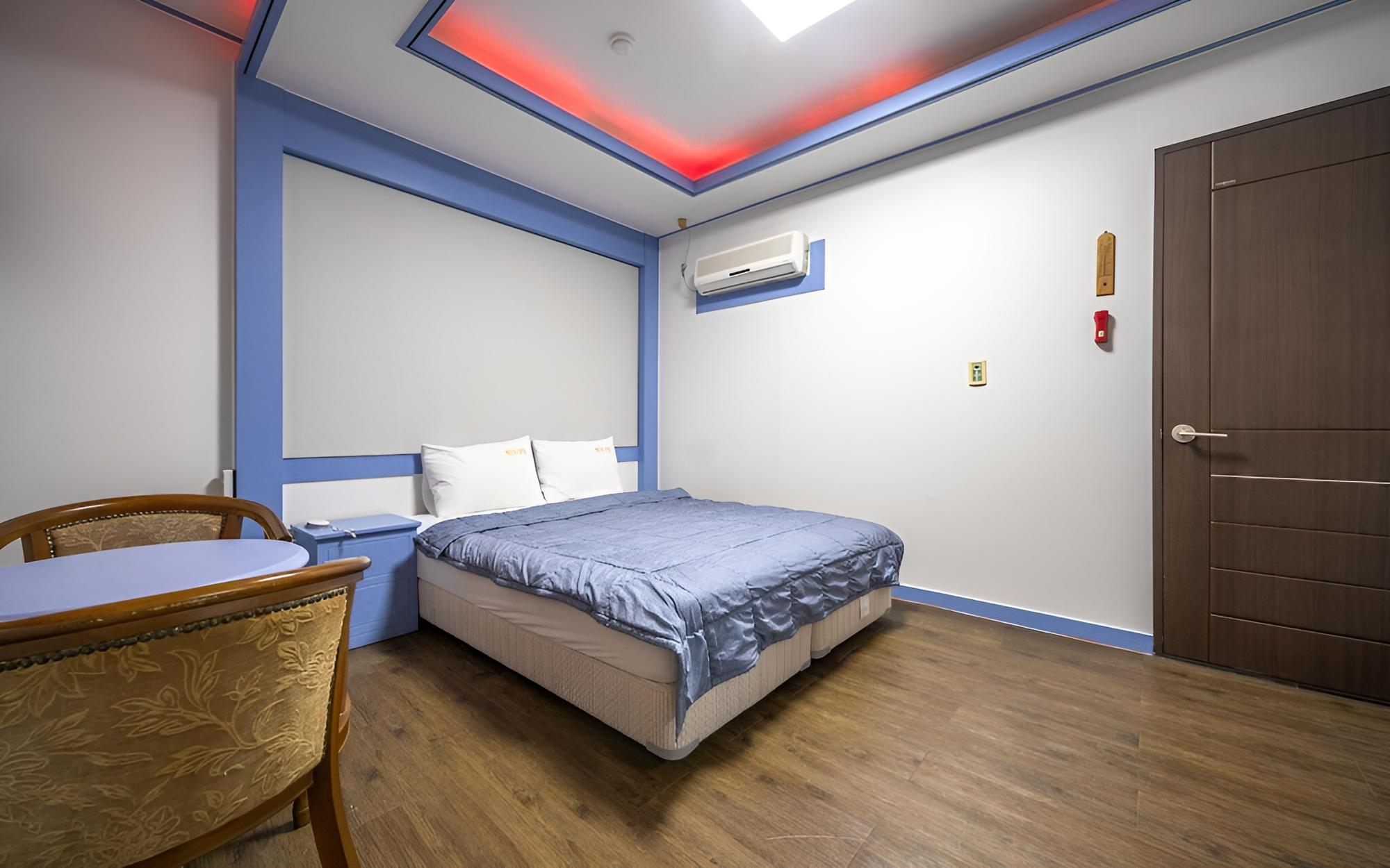Room (Standard Room) - Photo 26