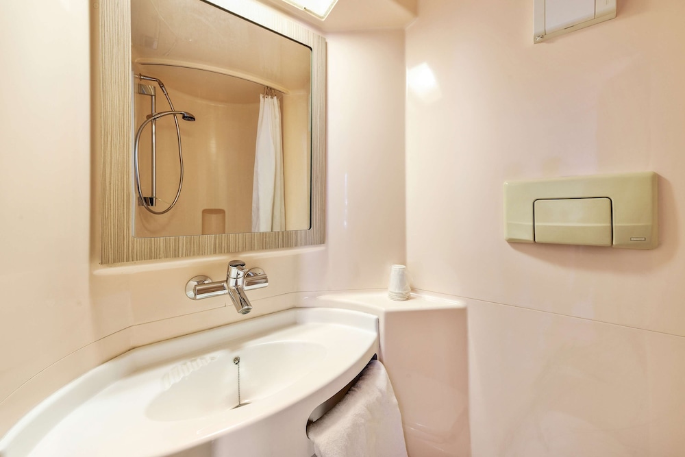 Standard Room, Multiple Beds (1 Double and 1 Single bed) - Photo 5