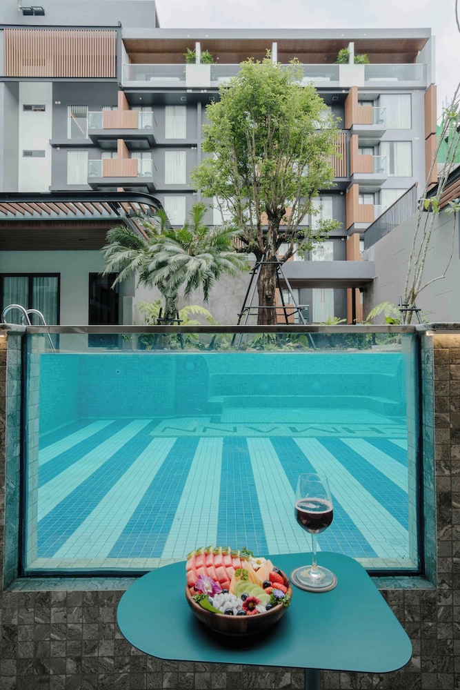 Sunken Pool Access with Jacuzzi - Photo 4