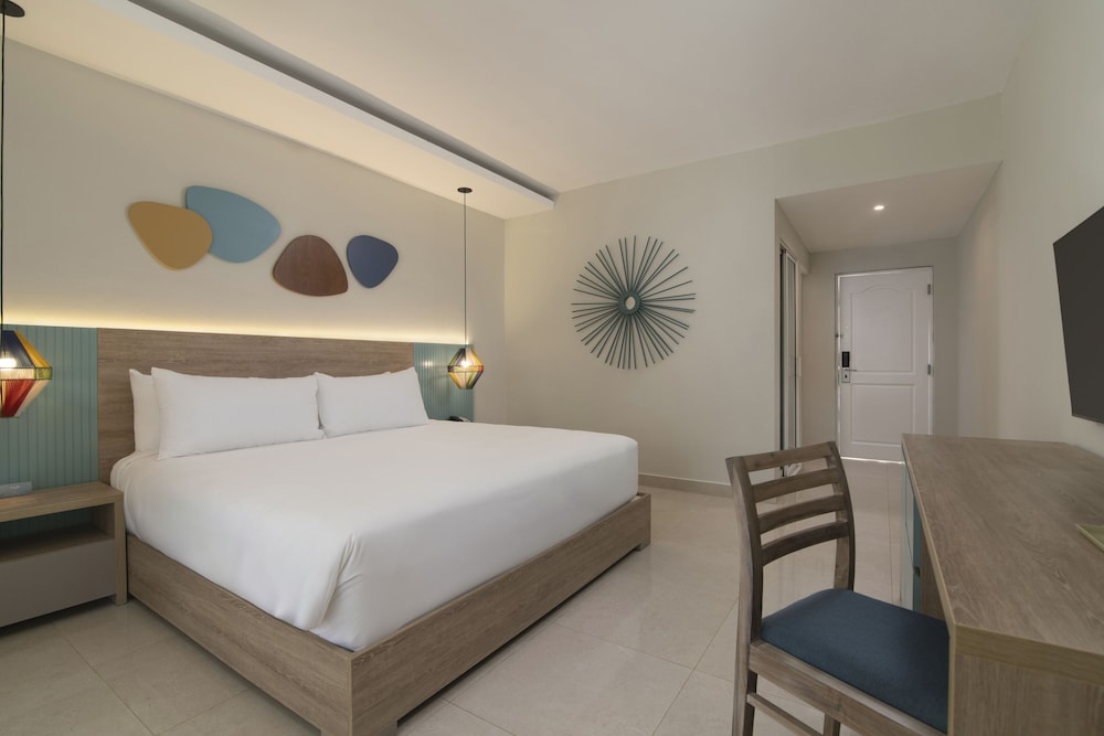 Standard Room, 1 King Bed, Garden View - Photo 2