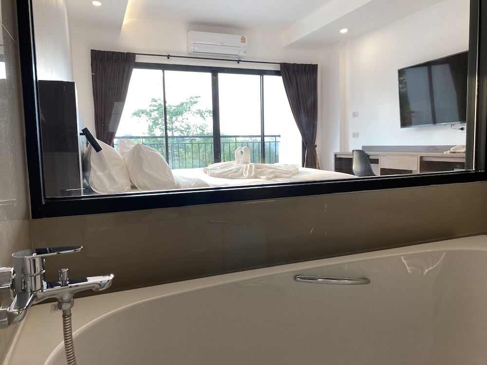 Deluxe Room, 1 King Bed, Bathtub - Photo 2
