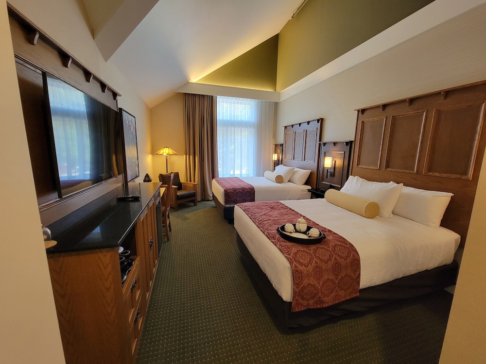 Standard Double Room, 2 Queen Beds, Mountain View