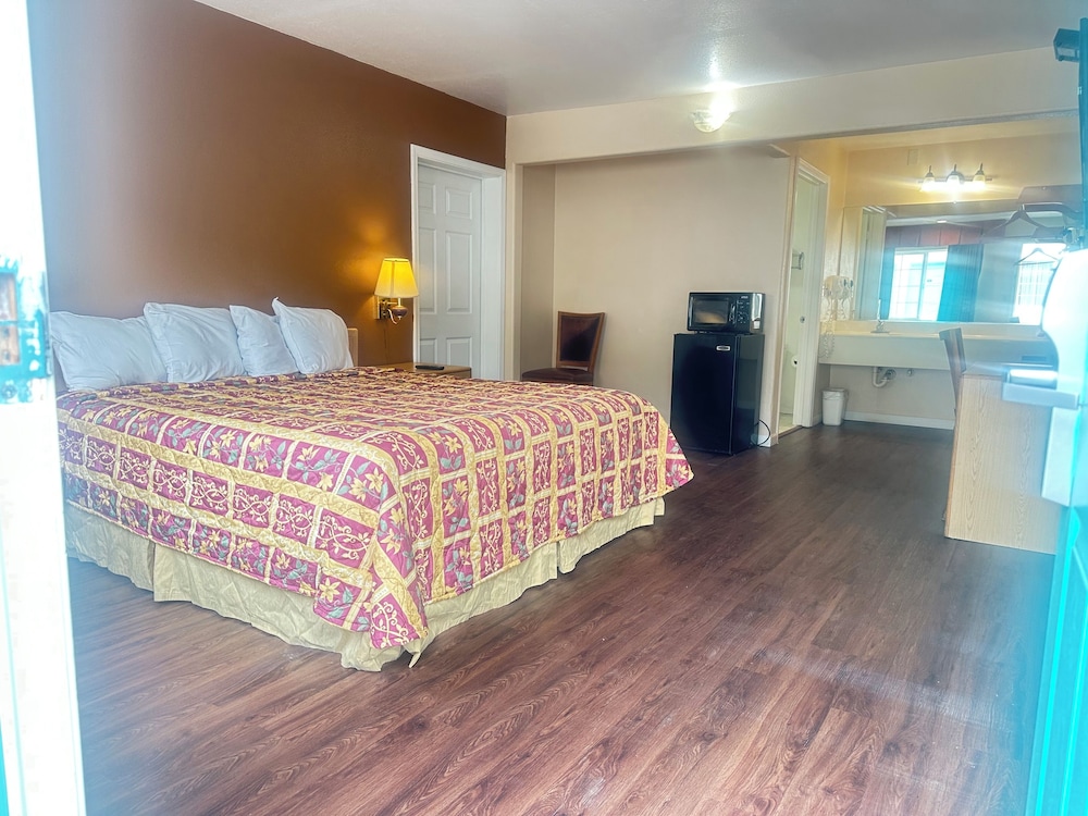 Standard Room, 1 King Bed photo 1
