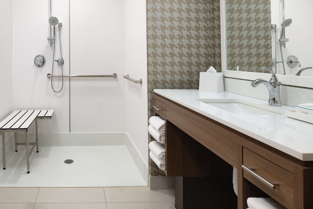 Studio, 2 Queen Beds, Accessible (Roll-In Shower) photo 3
