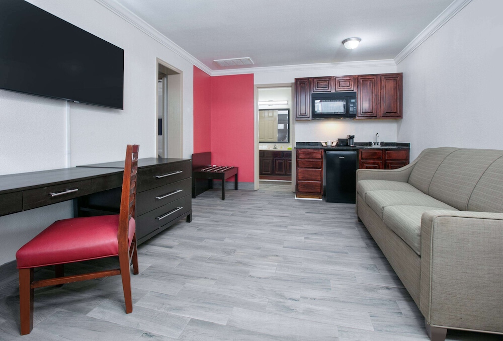 Suite, 1 King Bed, Non Smoking, Poolside (Interior) - Photo 4