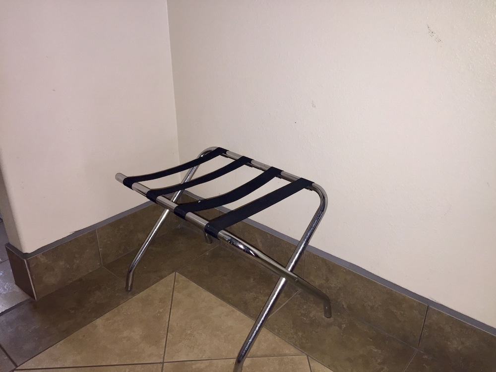 Deluxe Room, 1 King Bed, Non Smoking, Refrigerator & Microwave - Photo 3