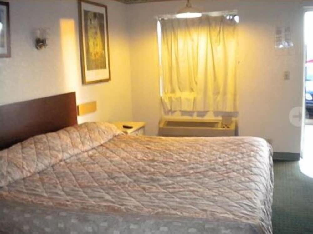 Basic Room, 1 King Bed photo 1