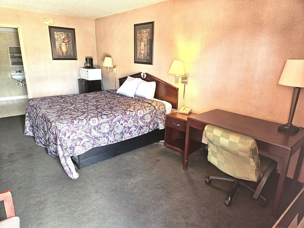 Room, 1 King Bed, Non Smoking photo 2