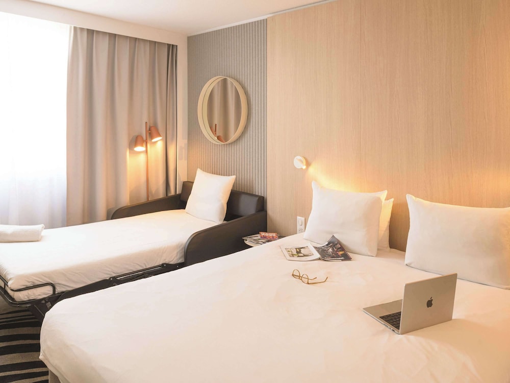 Superior Room, 1 Queen bed and Single divan thumbnail 5