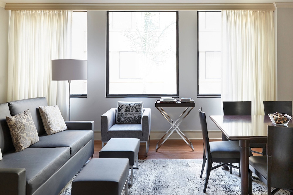 Suite - Photo 2