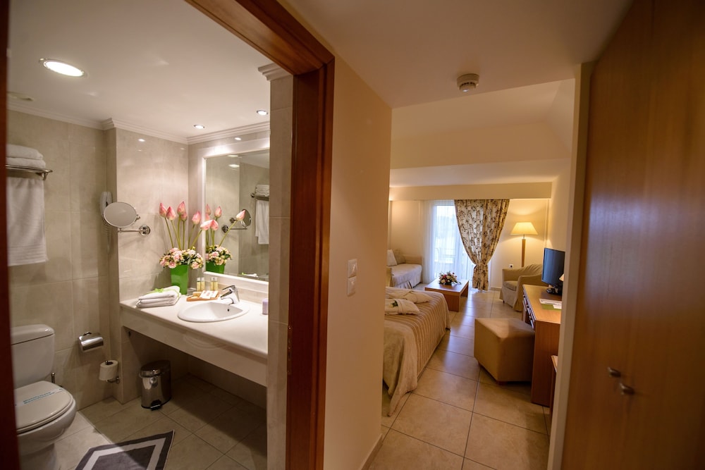Classic Room, Balcony, Garden View photo 3