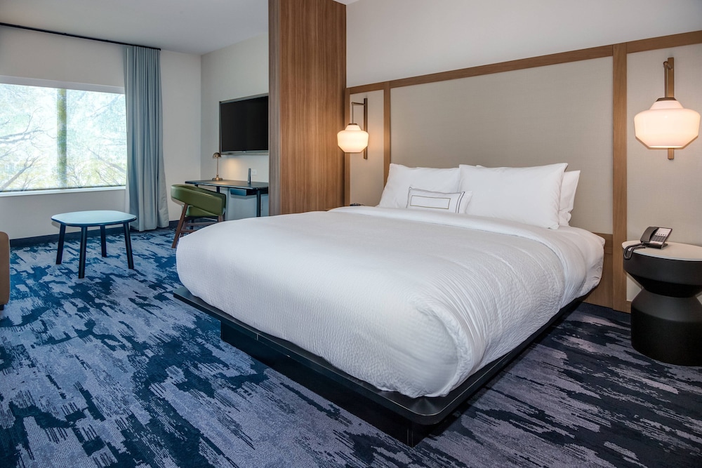 Suite, 1 King Bed with Sofa bed (Mobility Accessible, Roll-In Shower) - Photo 3