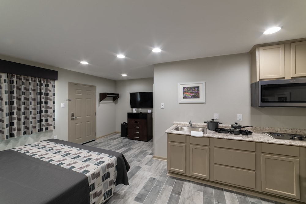 Deluxe Studio, 1 King Bed, Non Smoking, Kitchenette - Photo 1