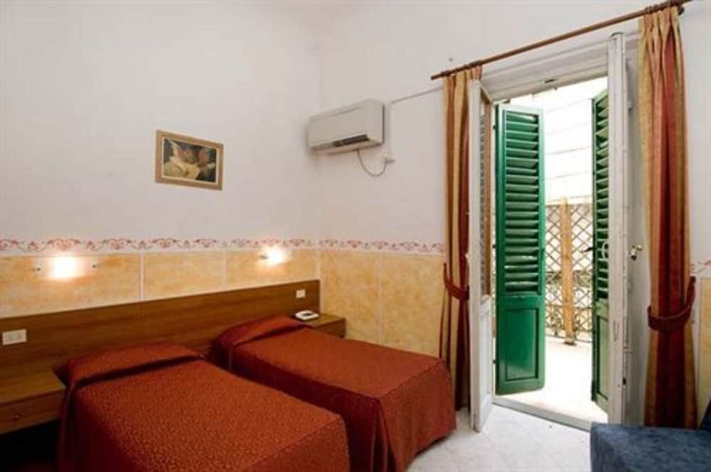 Double Room - Photo 8