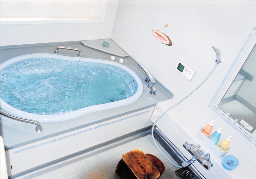 Twin Room with Extra Bed, Shared Bathroom photo 2
