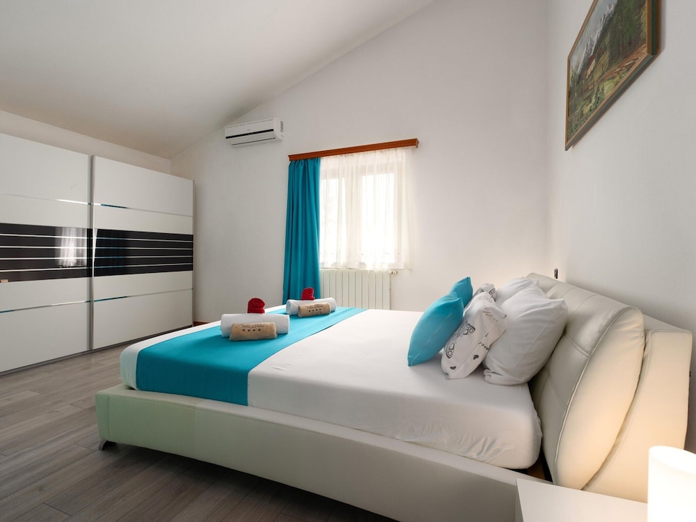 Villa photo 2
