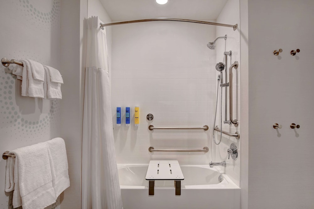 Room, 2 Queen Beds, Accessible, Bathtub (Mobility & Hearing) - Photo 11