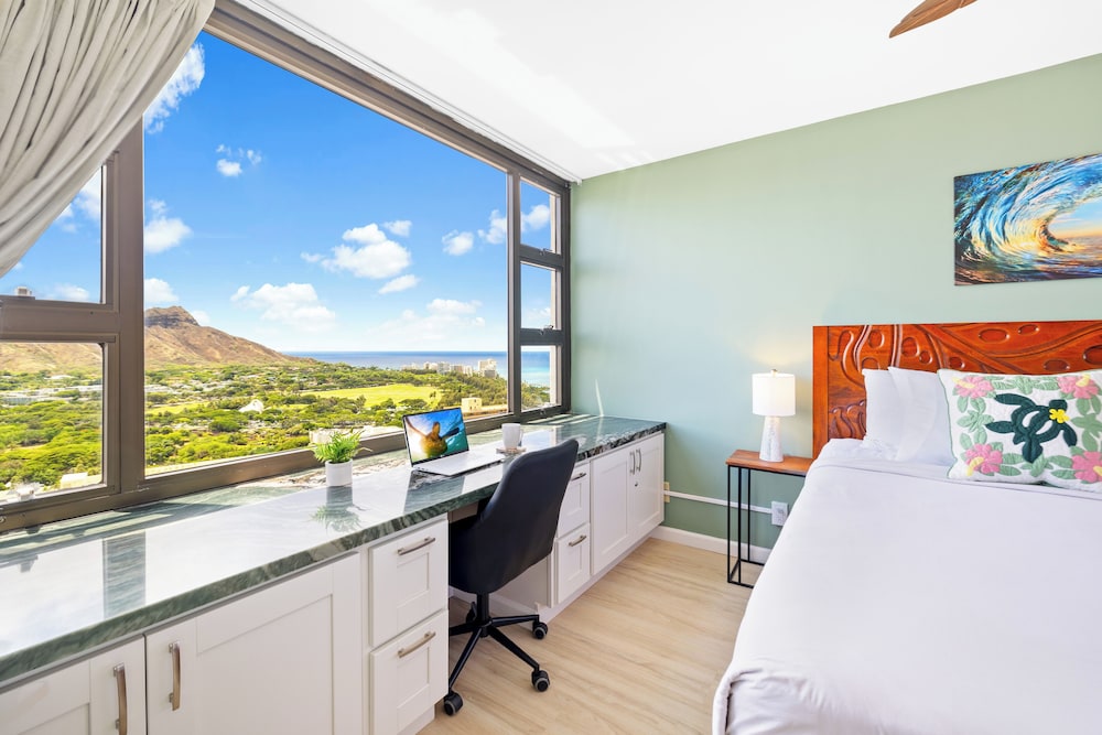 Diamond Head and Ocean views with King Bed and Parking: Condo, 1 Bedroom, Air conditioning, Ocean View (0146) photo