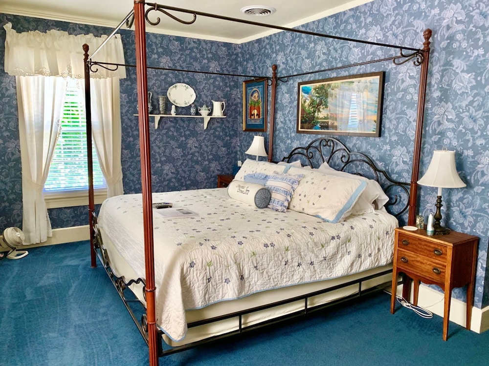 Standard Room, 1 King Bed, Non Smoking (Blue Room) photo 1