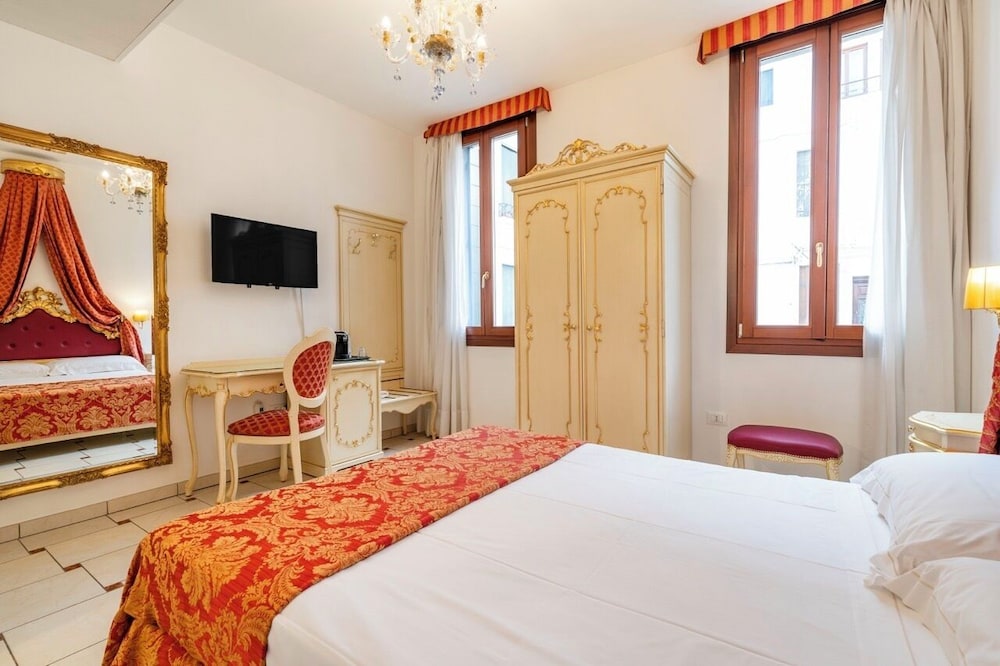 Deluxe Room, Canal View photo 2