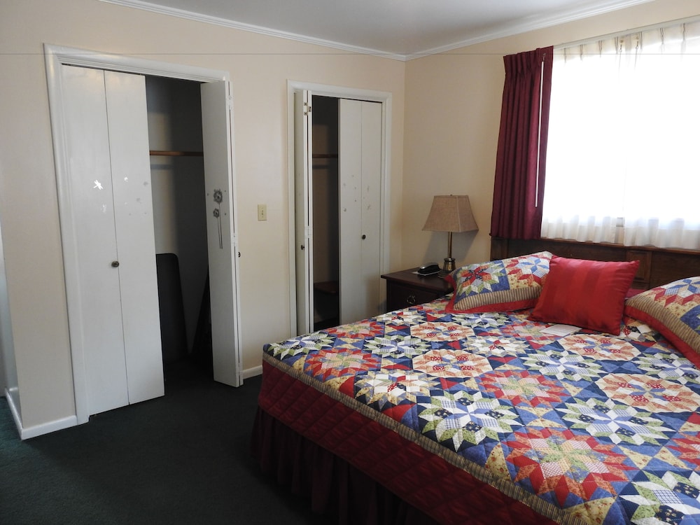 Suite, 2 Bedrooms, 1 Bathroom, Refrigerator & Microwave, Ground Level photo 3